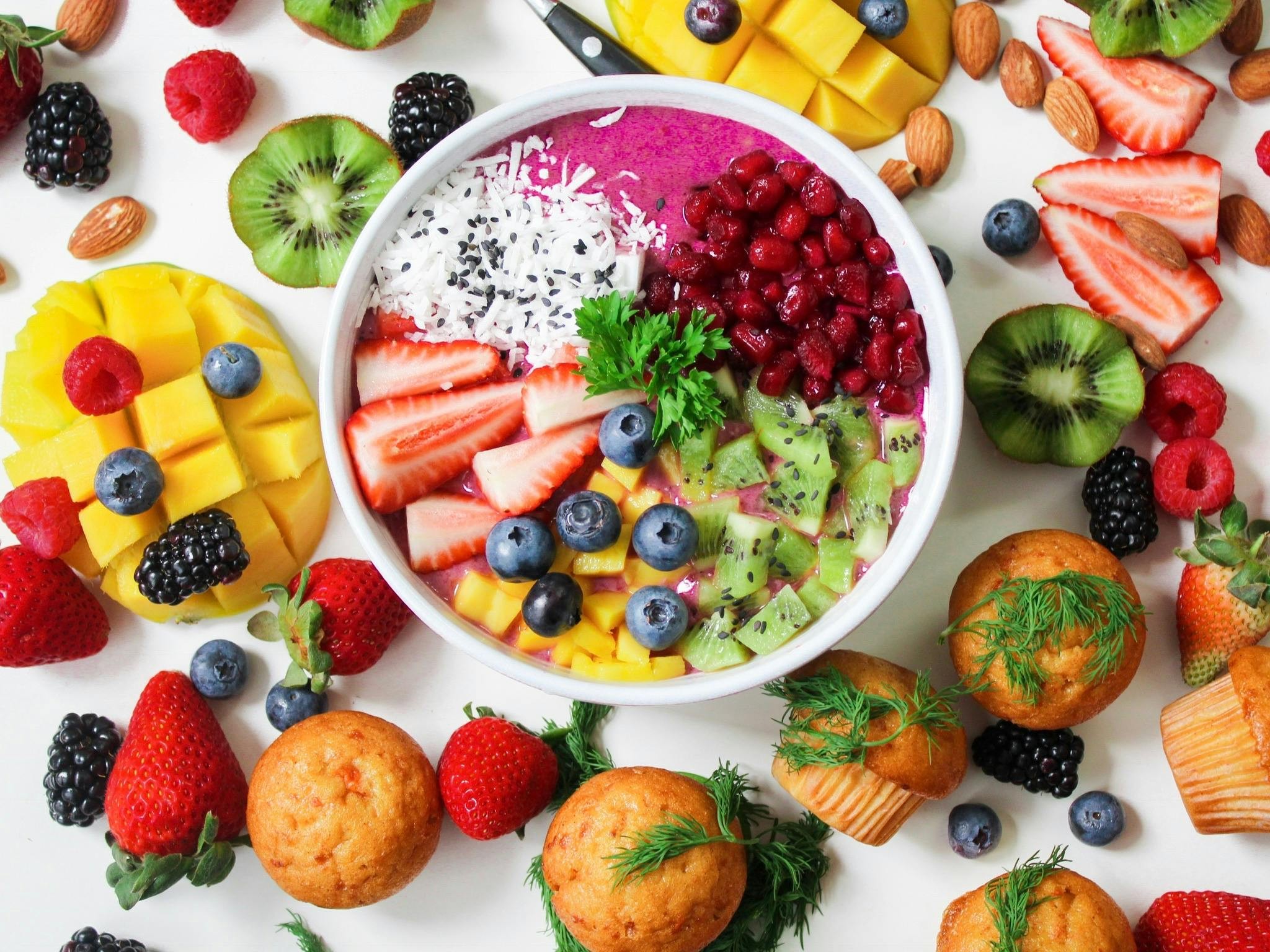 Smoothie bowl topped with fresh berries and almond flakes