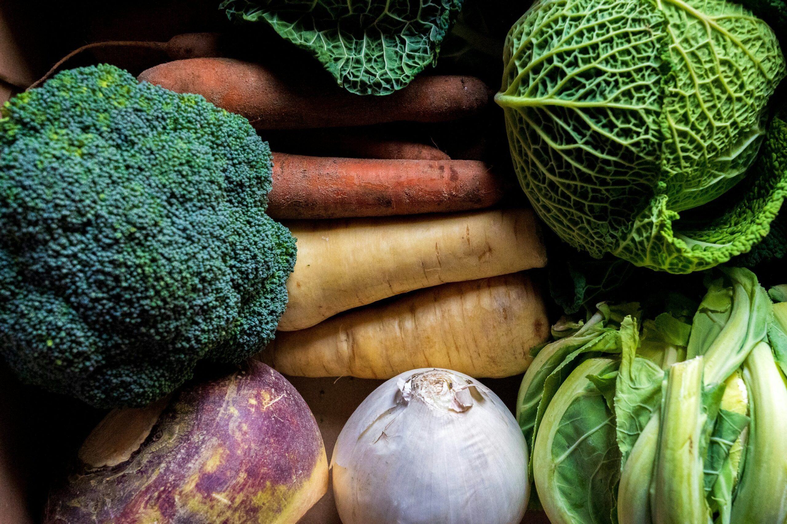 Infographic showing how nutrients from organic vegetables improve skin health
