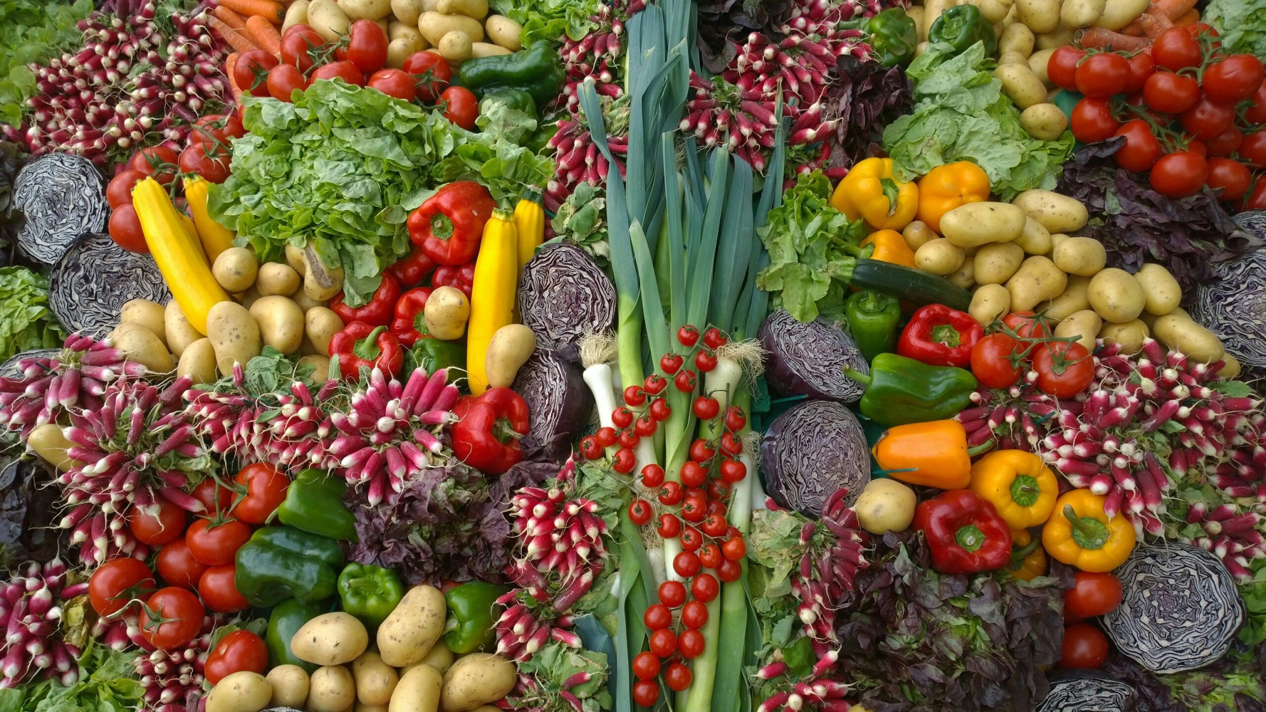 Diagram showing how nutrient-rich vegetables improve skin by boosting immunity