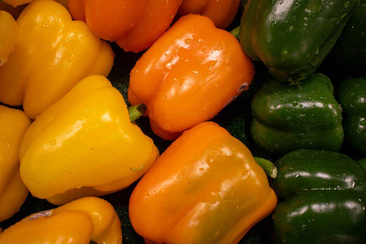 Before-and-after photos of a woman showing improvement in skin texture and brightness thanks to organic pepper masks.