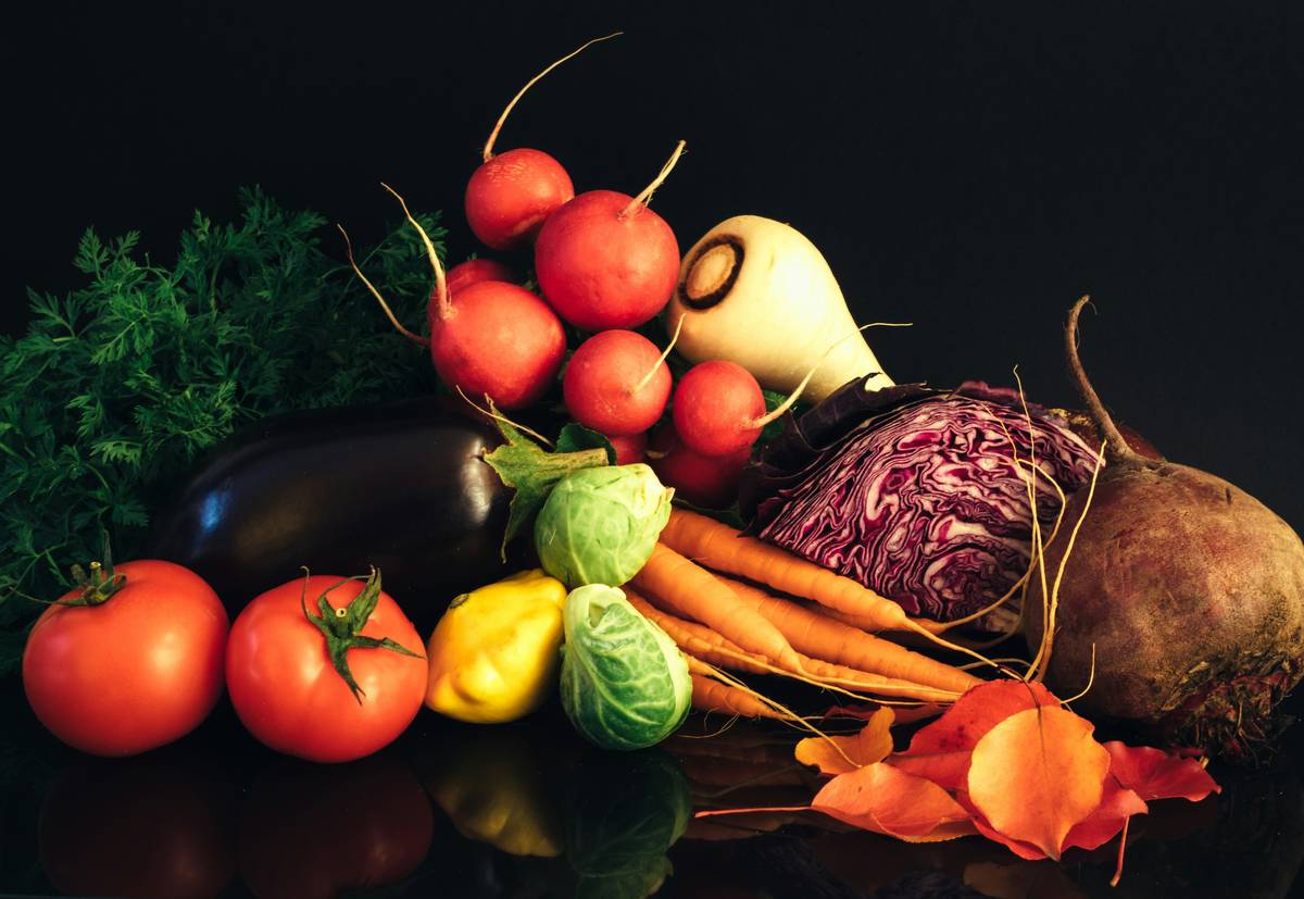 Infographic showing how veggies benefit skin health