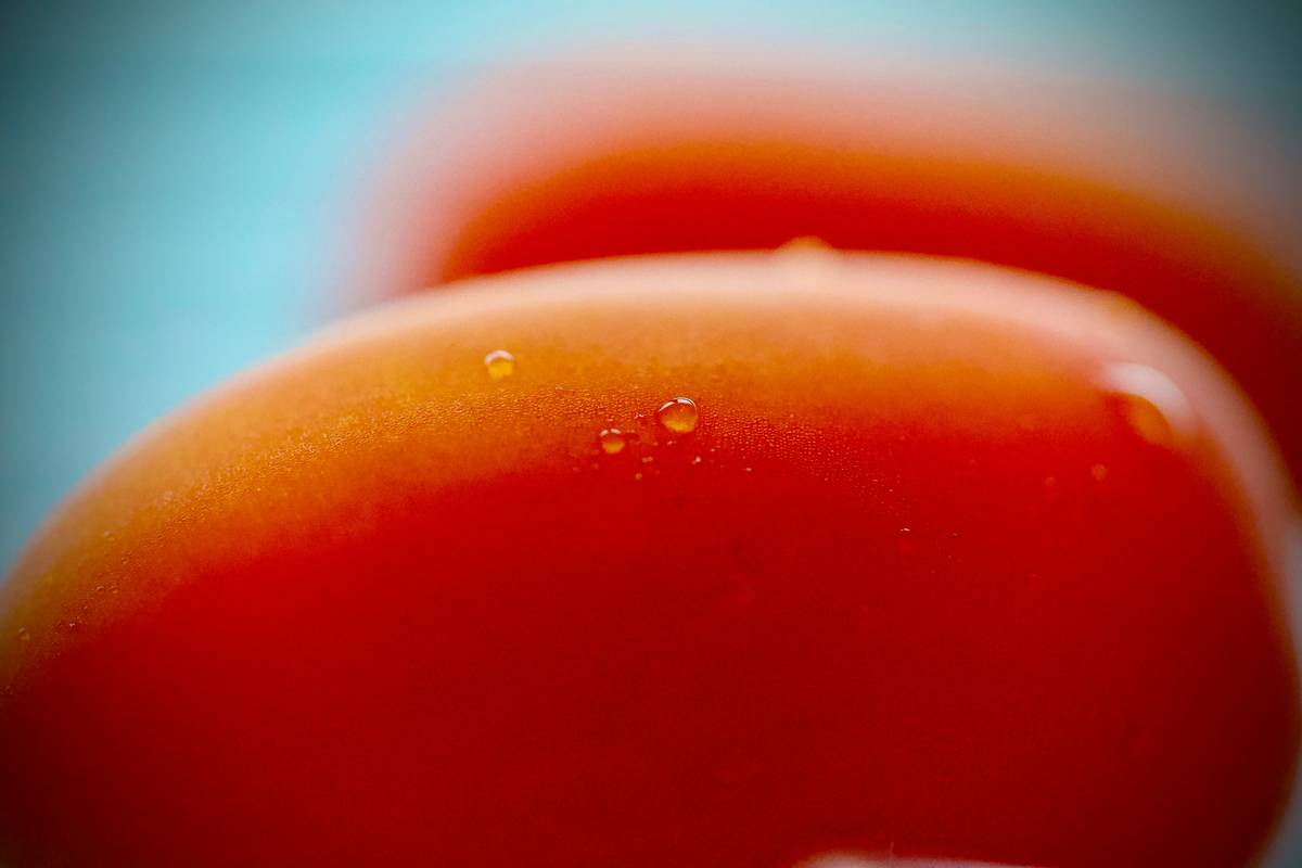 Step-by-step photos of preparing a DIY tomato face mask