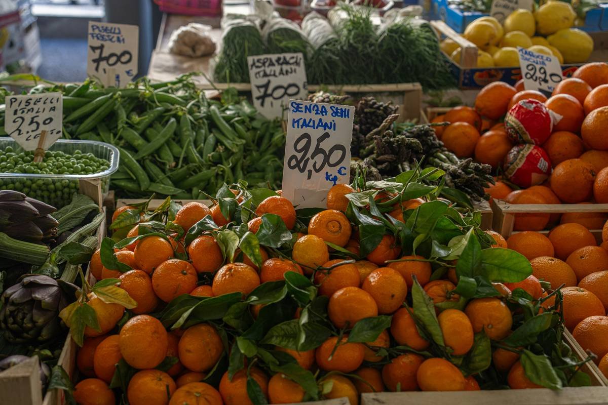 Bar chart comparing pesticide residues in organic vs conventional spinach, kale, and bell peppers based on EWG 2024 data