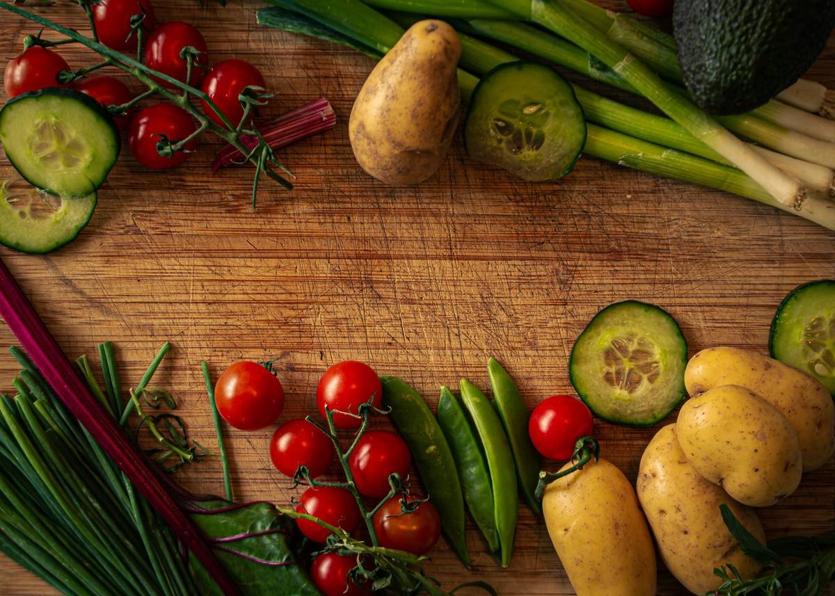 Bar chart comparing polyphenol levels in regeneratively grown vs. conventional spinach, carrots, and kale