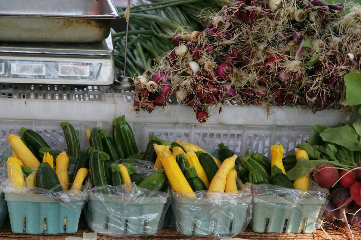 Bar chart comparing antioxidant levels in organic vs conventional carrots, spinach, and tomatoes showing 20-69% higher levels in organic varieties