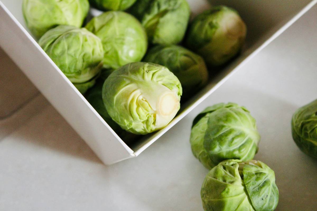 Bar chart comparing pesticide residues in organic vs. conventional brussels sprouts based on EWG 2023 data